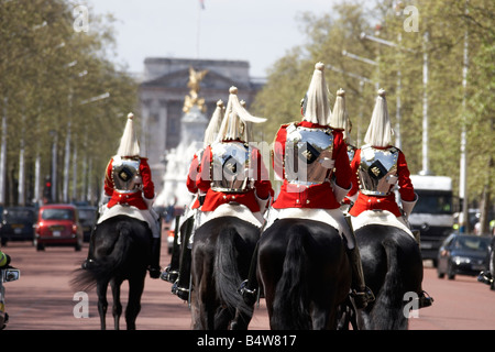 Gruppo di montato di soldati di cavalleria della famiglia dalla vita delle guardie reggimento sul Mall City of Westminster SW1 London Engl Foto Stock