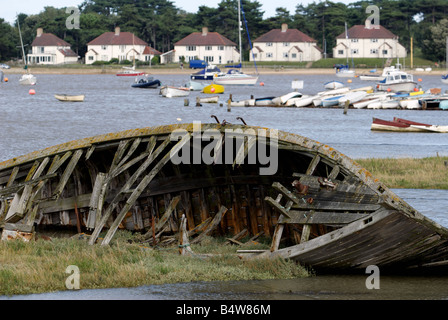 Affondata la barca di legno accanto al fiume Deben a Felixstowe Ferry, Suffolk, Regno Unito. Foto Stock