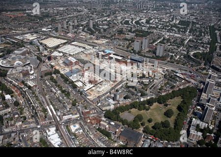 Vista aerea del nord est di Shepherd s Bush Common Centro Televisivo della BBC Westfield bianco per lo sviluppo della città Sito in costruzione London W12 Eng Foto Stock