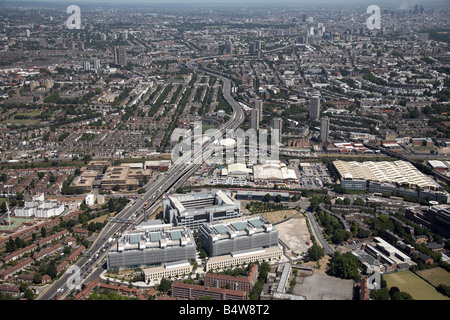 Vista aerea del nord est di Westway A40 uffici della BBC Città Bianca alloggiamento suburbana blocchi a torre London W10 W11 W12 REGNO UNITO alto livello obli Foto Stock