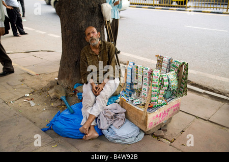 Un uomo anziano vende la sua mercanzia per le strade di New Delhi, India Foto Stock