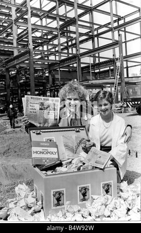 Cardiff vecchia libreria Dr Who attore Tom Baker e Lisa Jenkins di Neath con time capsule prima di esso è stato sepolto nelle fondamenta di South Glamorgan s new county library a Cardiff il medico s assistente era 11 enne Lisa Jenkins che ha vinto un concorso organizzato dalla BBC s lingua gallese il programma per bambini, Billiodowcar 16 Maggio 1985 Foto Stock