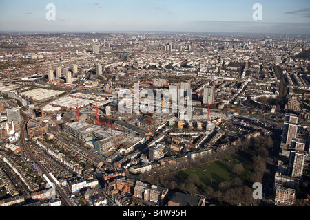 Vista aerea del nord est di Westfield bianco per lo sviluppo della città Sito in costruzione Shepherd s Bush Common blocchi a torre London W12 REGNO UNITO Foto Stock