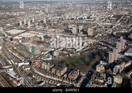 Vista aerea del nord est di Westfield bianco per lo sviluppo della città Sito in costruzione Shepherd s Bush Common blocchi a torre London W12 REGNO UNITO Foto Stock