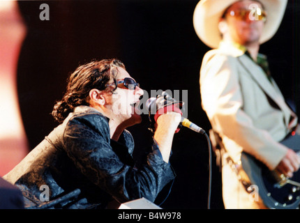 INXS supergruppo australiano INXS rivestimento padiglione della musica nella baia Fesival in Cardiff foto mostra frontman e cantante Michael Hutchence 14 giugno 1997 Western Mail e Echo immagine Copyright Foto Stock