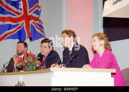 Partito laburista di Tony Blair Gordon Brown Davd Blunkett e Margaret Becket MPs i politici Team alla conferenza stampa Marzo 1997 Union Jack flag sulla parete degli anni novanta Mirrorpix Foto Stock