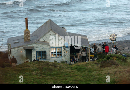 Demi Moore 41 con il fidanzato Ashton Kutcher 26 sul set del suo nuovo film di mezza luce che è attualmente in fase di girato nel piccolo borgo di Millook sulla North Cornish Coast 6 settembre 2004 attore attrice Foto Stock