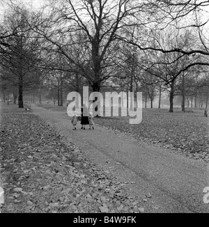 La principessa Anna e il Principe Carlo a piedi attraverso il parco verde con la loro governante al loro ritorno a Buckingham Palace dopo la visita della Regina Madre al Clarence House visitatori al Parco erano ignari del Royal i bambini che stavano godendo un po' di libertà sono stati scortati da una distanza da una guardia del corpo reale l'immagine è stata presa da uno specchio fotografo Arthur Sidey che avevano ricevuto una soffiata circa la passeggiata nel parco Arthur non sapendo che il percorso del Royal bambini avrà chiesto a due dei suoi colleghi Dixie Dean e Bob Hope per coprire altre due possibili percorsi attraverso il parco Arthur bloccato Foto Stock