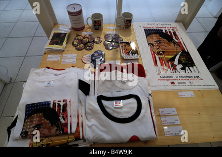 Merchandising raffiguranti noi candidato democratico Barack Obama, visto in una galleria d'arte di Parigi, Francia. Foto Stock