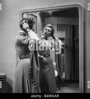 L'attrice Janet Leigh in costume di un raccordo per il film i vichinghi 1957 Foto Stock