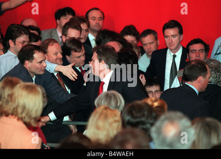 Tony Blair al Festival Hall elezioni generali 1997 Tony Blair scuote le mani con i sostenitori alla vittoria delle parti in background è Derek Draper ex aiutante di Ministro senza portafoglio Peter Mandelson Foto Stock