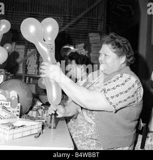 Louise tedesco effettua il controllo della qualità su Ariel palloncini di Natale&#13;&#10;Dicembre 1953&#13;&#10;Neg n. D7130 Foto Stock