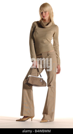 Tweed Fashion Settembre 2003 modello Niki controllati da indossare pantaloni e cammello collo polo il ponticello Foto Stock