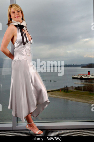 River City fashion shoot Dicembre 2003 a Loch Lomond Shores attrice Allison McKenzie indossando abiti argento collare in pelliccia asnd sandali argento Foto Stock