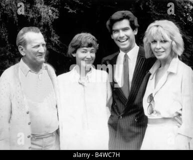 Pierce Brosnan raccogliere da Album di famiglia 1984 Pierce Brosnan star nella foto con la moglie Cassandra Harris attrice madre può Carmichael e passo padre Bill Carmichael Foto scattata a Dublino Foto Stock