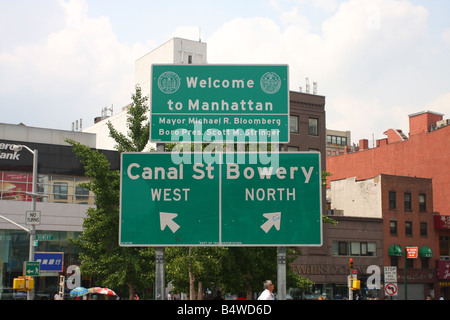 Segno accogliente gli automobilisti al borgo di Manhattan. Un segno punti a Canal Street, altri di Bowery. Foto Stock