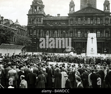 Pranzo concerti a George Square Glasgow la band è stata la terza carabiniers Principe di Galles Dragoon Guards e la band City Chambers in St George Square Glasgow Scozia architettura edifici vecchi cupole colonne monumenti di guerra strade nel 1948 Circa Mirrorpix Foto Stock