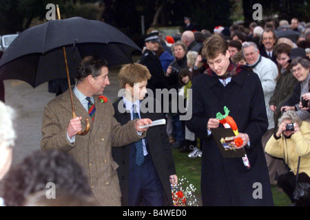 Il principe Carlo a Sandringham Dicembre 1998 arrivando con figli il principe William e il principe Harry per Natale servizio alla Chiesa la Royal servizio in chiesa di St Mary Magdalene Church Foto Stock