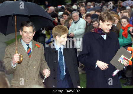 Il principe Carlo a Sandringham Dicembre 1998 arrivando con figli il principe William e il principe Harry per Natale servizio alla Chiesa la Royal servizio in chiesa di St Mary Magdalene Church Foto Stock