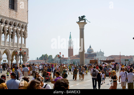 Piazza San Marco a Venezia con la Basilica di San Giorgio Maggiore della distanza Foto Stock