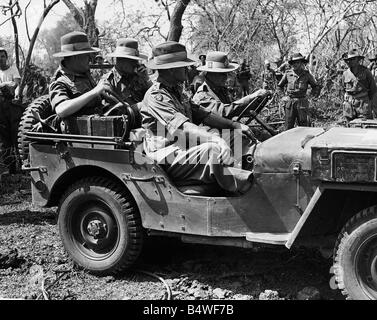 Slim generale comandante della British quattordicesimo esercito in Birmania nella guerra mondiale 2 in una jeep con il generale Rees a ruota Stopford generale e Maresciallo AV Vincent 1944 Foto Stock