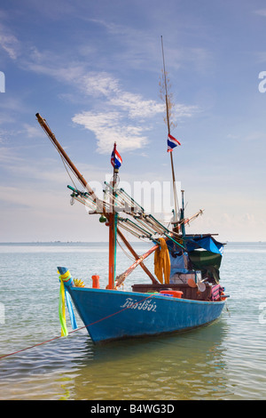 Paesaggio di ormeggiata tradizionali asiatici open-adorna thai in legno barca da pesca, sulla riva in Hua Hin, Thailandia, in Asia. Foto Stock