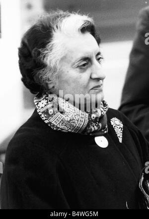 La signora Indira Gandhi ex Primo Ministro dell'India 7 gennaio 1980 Gandhi restituito dalla frana votare persone in India hanno votato Indira Gandhi torna in meno di tre anni dopo il rigetto della sua dittatura di emergenza quando l'ultimo dei 196 milioni di voti alle elezioni nazionali sono state contate il suo Congresso Indira partito aveva vinto 351 delle 525 sedi impugnata nella Camera Bassa del parlamento o Lok Sabha Foto Stock