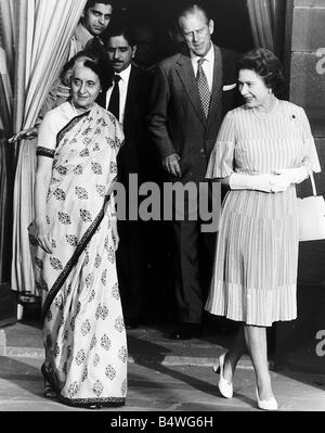 Indira Gandhi con la regina Elisabetta II e il Principe Filippo del Duca di Edimburgo visto qui durante una gita reale dell India in 1983 Foto Stock
