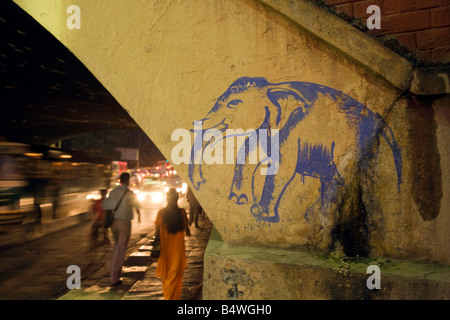 Un blue elephant graffiti su un ponte nel centro cittadino di Nuova Delhi, India Foto Stock