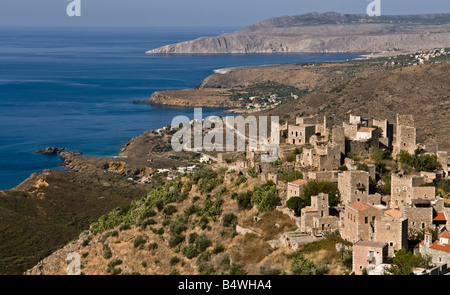 La torre in pietra case del villaggio di Vathia e la spettacolare costa del profondo Mani, sud del Peloponneso, Grecia Foto Stock