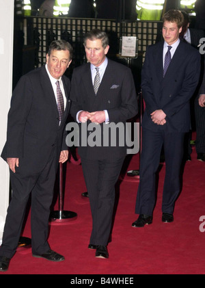 Il principe Charles con suo figlio il principe William e Lord Wakeham arriva al Somerset House Londra Febbraio 2001 per il decimo anniversario party ospitato dalla stampa Commissione reclami Foto Stock