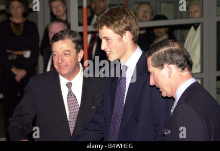 Il principe Charles con suo figlio il principe William e Lord Wakeham arriva al Somerset House Londra Febbraio 2001 per il decimo anniversario party ospitato dalla stampa Commissione reclami Foto Stock