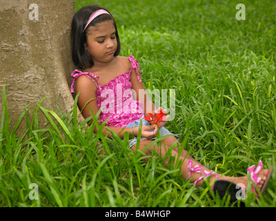 Bambino asiatico di origine indiana nel parco Foto Stock