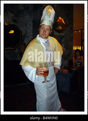 MTV Music Awards di Lisbona Novembre 2005 Green Day batterista Tre Cool Frank Edwin Wright III vestito come il Papa nel bar dell'hotel di quattro stagioni ha detto che lui era un papa idolo Foto Stock