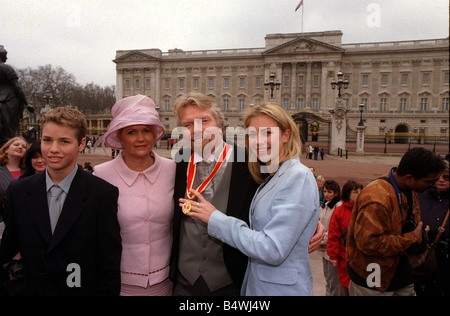 Sir Richard Branson Marzo 2000 dopo l'Investitura a Buckingham Palace condotta dal principe Carlo con la moglie Giovanna e la figlia Polly e figlio Sam Foto Stock