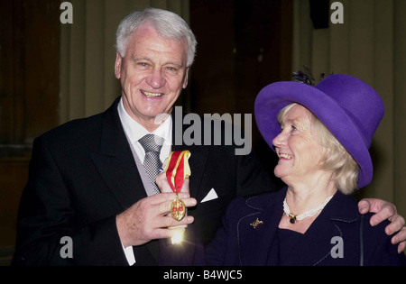 Newcastle United Manager Sir Bobby Robson Novembre 2002 e sua moglie raccolto il suo cavalierato dal principe Carlo oggi a Palazzo Buckinham Mirrorpix sorridente Foto Stock