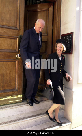 Partito conservatore leader Iain Duncan Smith lascia la sua casa di Londra con sua moglie Betsy a frequentare il Denis Thatcher memoriale di servizio Ottobre 2003 Foto Stock