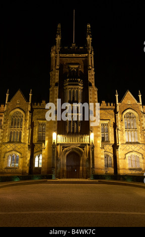 Queens University di Belfast Lanyon building illuminato di notte Belfast Irlanda del Nord Regno Unito Foto Stock