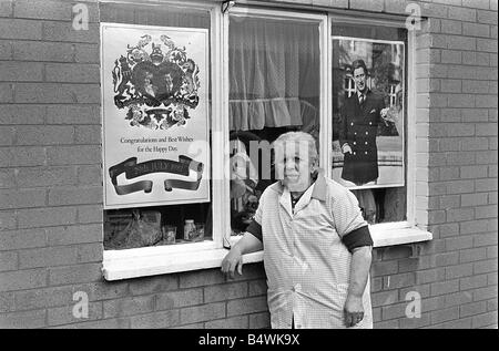 Royal Wedding Celebrazioni in Ulster Luglio 1981 Settanta un anno vecchio Mary Ann Hammond ha decorato le finestre della sua Shankill Road home per celebrare le nozze reali Foto Stock