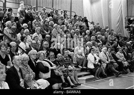 Royal Wedding Celebrazioni in Ulster Luglio 1981 Alcune delle 300 pensionati che sono stati intrattenuti per un Royal Wedding Party in Shankill piacere guardare la cerimonia in TV dopo il matrimonio è stato parti a gogò sulle strade di Ulster Anziani Foto Stock