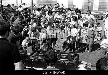 Royal Wedding Celebrazioni in Ulster Luglio 1981 I residenti di Tudor Street celebrato con una discoteca in strada dopo il matrimonio è stato parti a gogò sulle strade di Ulster Foto Stock