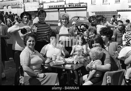 Royal Wedding Celebrazioni in Ulster Luglio 1981 un soft drinks toast per la coppia reale da parte di residenti di Tudor Street off Belfast s Crumlin Road dopo il matrimonio è stato parti a gogò sulle strade di Ulster Foto Stock