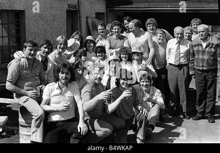 Royal Wedding Celebrazioni in Ulster Luglio 1981 membri del primo Belfast Glasgow Rangers Supporters Club Donegall Road celebrando con metà prezzo pinte dopo il matrimonio è stato parti a gogò sulle strade di Ulster Foto Stock