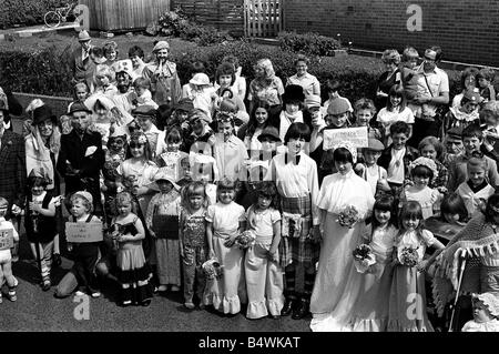 Royal Wedding Celebrazioni in Ulster Luglio 1981 Una sfilata in costume è stato il momento clou di Ferndale Station Wagon dopo il matrimonio è stato parti a gogò sulle strade di Ulster Foto Stock