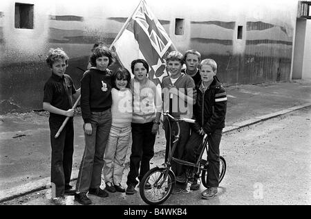 Royal Wedding Celebrazioni in Ulster Luglio 1981 giovani residenti di Ainsworth Avenue sul loro modo ad una delle feste di strada dopo il matrimonio è stato parti a gogò sulle strade di Ulster Foto Stock