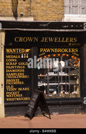 Crown gioiellerie Pawnbrokers shop in Bungay, Suffolk, Regno Unito Foto Stock