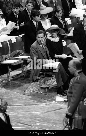 Il principe Charles Lady Diana Spencer Royal Wedding Luglio 1981 Anthony Armstrong Jones Lord Snowdon in St Pauls attende l arrivo di Lady Diana e suo padre Conte Spencer Foto Stock