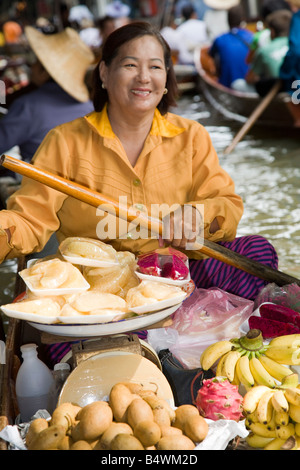 Il mercato galleggiante di Damnoen saduak, un passato di vita a Ratchaburi. Un mercato galleggiante popolare con venditori in barche di legno sui corsi d'acqua in Thailandia. Foto Stock