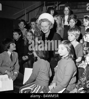 La signora Margaret Thatcher Dicembre 1971 MP il Segretario di Stato per l'educazione e la scienza ha frequentato la dedizione della American School di Londra a Loudoun Road London NW8 della signora Thatcher con alcuni degli alunni alla scuola Foto Stock