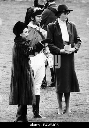 Il principe Carlo Principe del Galles con Lady Diana Spencer e la principessa Margaret a Sandown dove era in sella e ha avuto un piccolo incidente Marzo 1981 Foto Stock